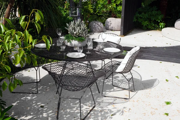 Espace patio avec une table servie dans un beau jardin — Photo