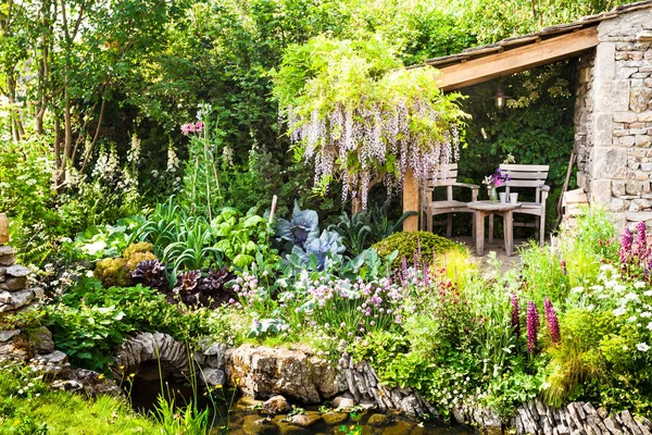 带露台区的装饰花园位于乡村 图库图片