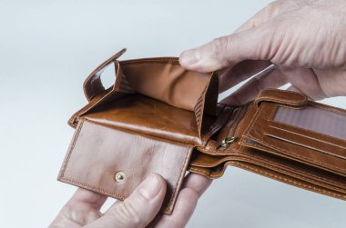 Boş cüzdan ellerinde