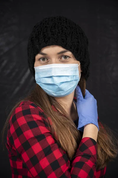 Νεαρή Γυναίκα Μια Χειρουργική Μάσκα Φωτογραφία Αρχείου