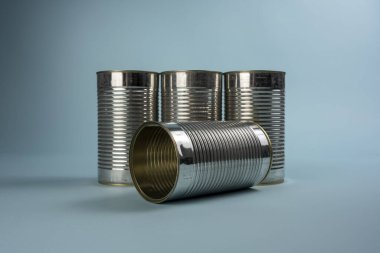 Köpek maması dolu çelik kutular.