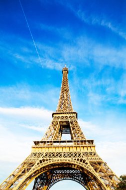 Mavi gökyüzü ve Eyfel Kulesi, Paris seyahat fotoğrafı