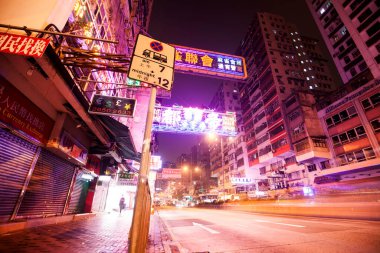 HONG KONG - 20 Nisan 2020: Kowloon Bölgesi, Hong Kong Gece Sokağı