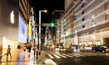 Tokyo, Japonya - 30 Mart 2020: Ginza gece - Tokyo 'nun merkezinde birçok ünlü marka mağazası olan alışveriş bölgesi