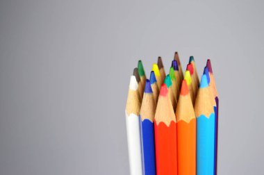Eğitici projeler veya yaratıcı yayınlar için renkli kalemler.