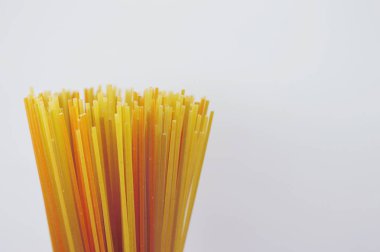 Ham kepekli makarna beyaz vintage ahşap masa üzerine bileşimi