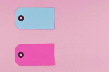 Alışveriş projeleriniz için pembe bir arka plan ile kağıt renkli etiket kümesi