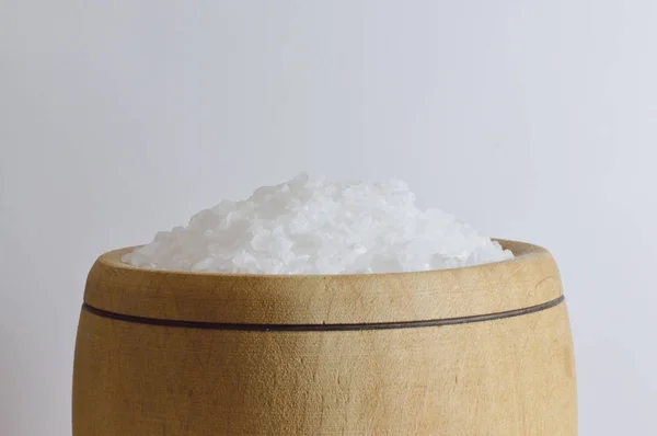 木碗海盐为您的厨房项目或食谱主题在您的出版物 — 图库照片