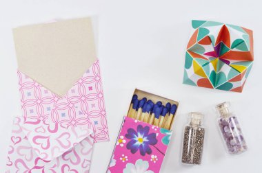 Küçük bir şekilde dekore edilmiş zarflar, el sanatları projeleri veya yayınlarınızı kız gibi konular için ideal