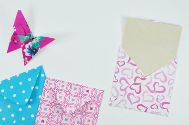 Küçük bir şekilde dekore edilmiş zarflar, el sanatları projeleri veya yayınlarınızı kız gibi konular için ideal