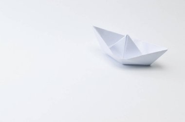 Origami şekil kağıt beyaz arka plan, eğitim projeleri veya yayınlarınızı origami konular için ideal.