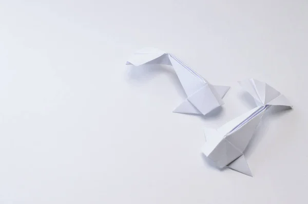 Origami Hahmo Paperi Valkoisella Taustalla Sopii Koulutushankkeisiin Tai Origami Aiheita — kuvapankkivalokuva