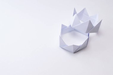 Origami şekil kağıt beyaz arka plan, eğitim projeleri veya yayınlarınızı origami konular için ideal.