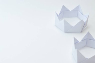 Origami şekil kağıt beyaz arka plan, eğitim projeleri veya yayınlarınızı origami konular için ideal.