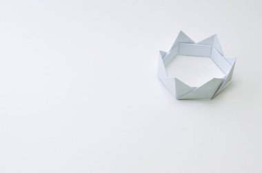 Origami şekil kağıt beyaz arka plan, eğitim projeleri veya yayınlarınızı origami konular için ideal.