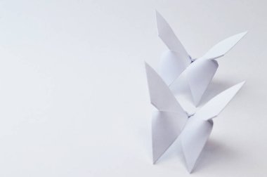 Origami şekil kağıt beyaz arka plan, eğitim projeleri veya yayınlarınızı origami konular için ideal.