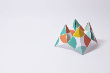 Origami şekil kağıt beyaz arka plan, eğitim projeleri veya yayınlarınızı origami konular için ideal.