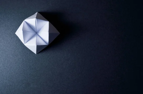 Papieru Origami Postać Czarnym Tle Idealne Dla Projektów Edukacyjnych Lub — Zdjęcie stockowe