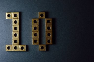 Şekiller ve numaraları koyu arka plan üzerinde şekillendirme altın mekanik fındık