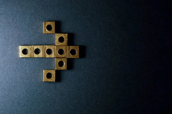 Χρυσά Καρύδια Μηχανικός Που Σχηματίζουν Σχήματα Σκούρο Φόντο — Φωτογραφία Αρχείου