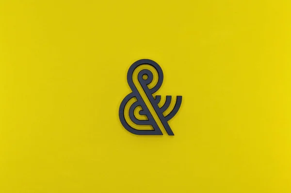 Plantilla Con Ampersand Negro Sobre Fondo Amarillo Para Tus Proyectos — Foto de Stock