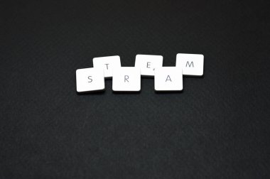 İletileri ve komutları, teknoloji projeleri veya bilgisayar yayınlar için ideal gösterilen plastik klavye tuşları.