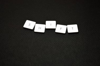 İletileri ve komutları, teknoloji projeleri veya bilgisayar yayınlar için ideal gösterilen plastik klavye tuşları.