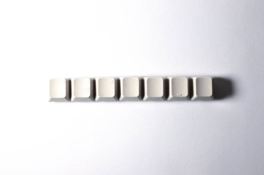 İletileri ve komutları, teknoloji projeleri veya bilgisayar yayınlar için ideal gösterilen plastik klavye tuşları.