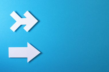 Kağıt ok şekilleri üzerinde renk arka plan, yaratıcı projeler veya yön konular için ideal.