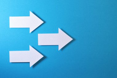 Kağıt ok şekilleri üzerinde renk arka plan, yaratıcı projeler veya yön konular için ideal.