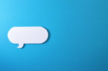 Kağıt kabarcık konuşma şekilleri renk arka plan, iletişim projeleri veya kağıt konular için ideal.