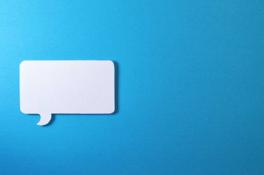 Kağıt kabarcık konuşma şekilleri renk arka plan, iletişim projeleri veya kağıt konular için ideal.