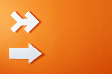 Kağıt ok şekilleri üzerinde renk arka plan, yaratıcı projeler veya yön konular için ideal.