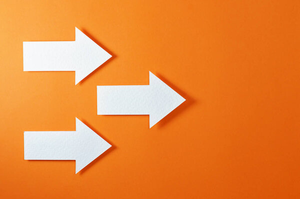 Формы со стрелками бумаги на цветном фоне, идеально подходят для ваших творческих проектов или направления темы
.