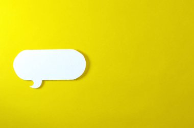 Kağıt kabarcık konuşma şekilleri renk arka plan, iletişim projeleri veya kağıt konular için ideal.