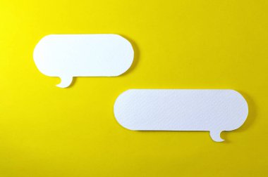 Kağıt kabarcık konuşma şekilleri renk arka plan, iletişim projeleri veya kağıt konular için ideal.