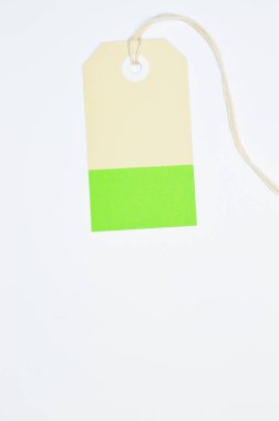 Kağıt etiket beyaz arka planda, alışveriş projeleri veya iş konuları için ideal.