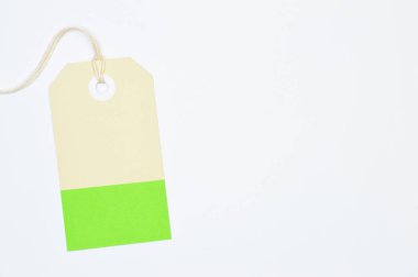 Kağıt etiket beyaz arka planda, alışveriş projeleri veya iş konuları için ideal.