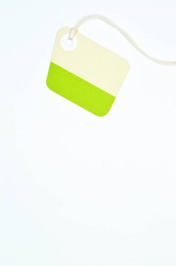 Kağıt etiket beyaz arka planda, alışveriş projeleri veya iş konuları için ideal.