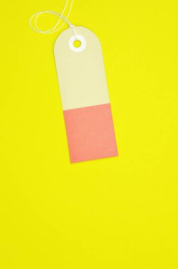 eğimli dikdörtgen kağıt etiket üzerinde sarı arka plan dikey templat