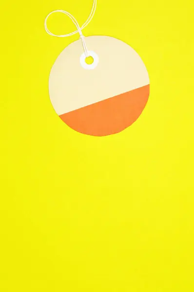 Etiqueta de papel círculo sobre fondo amarillo plantilla vertical — Foto de Stock