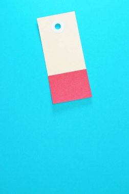 dikdörtgen kağıt etiket üzerinde mavi arka plan dikey şablonu