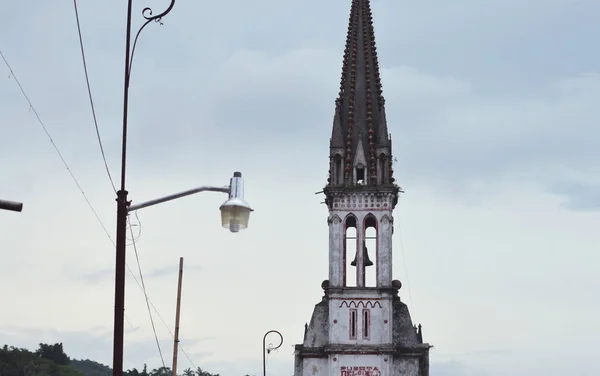 Spits en klokkentoren van de Iglesia de los Jarritos Cuetzalan Puebla — Stockfoto