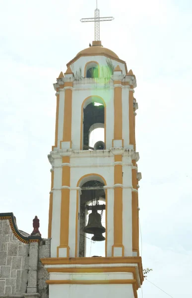 伊格莱西亚·德圣米格尔·阿桑格尔·齐纳卡潘·普埃布拉钟楼 — 图库照片