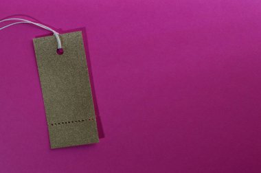 pembe arka plan üzerinde altın dikdörtgen kağıt etiketi