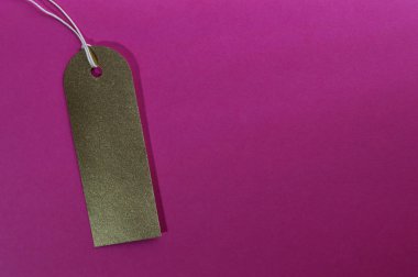 pembe arka plan üzerinde altın kavisli dikdörtgen kağıt etiketi