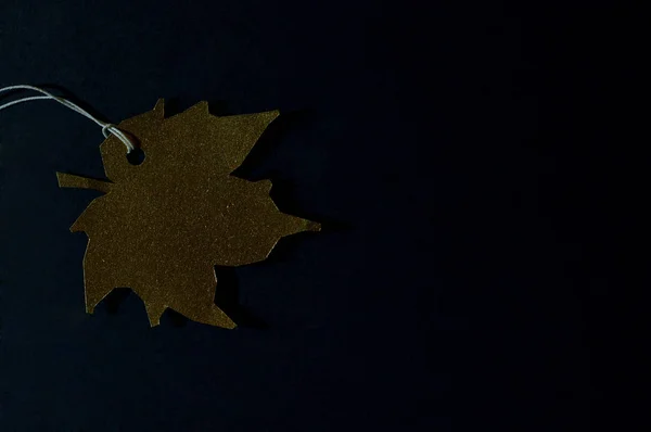 Značka zlatého listového papíru na tmavém pozadí — Stock fotografie