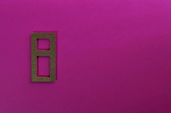 Oro número ocho sobre fondo rosa — Foto de Stock