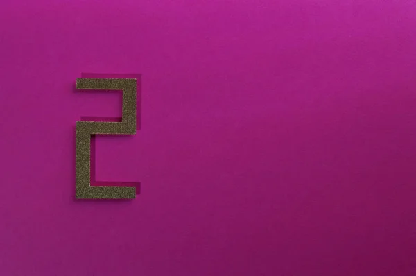 Oro número dos sobre fondo rosa — Foto de Stock