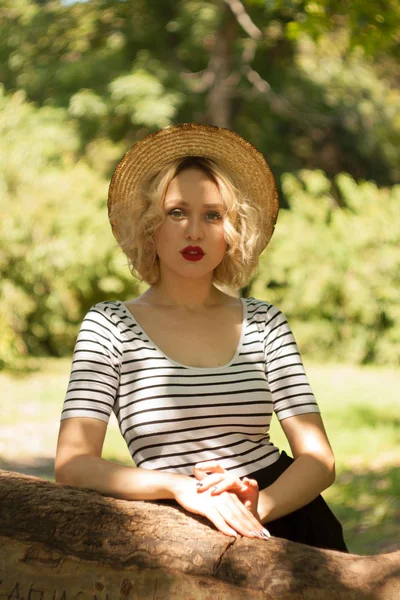 Kırmızı dudaklar açık havada hasır şapka şapkalı olan güzel kadın